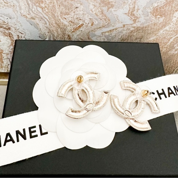 In Stores! Chanel 23C Large CC Gold Tone Blue Yellow Pink Crystal Earring - Picture 5 of 12